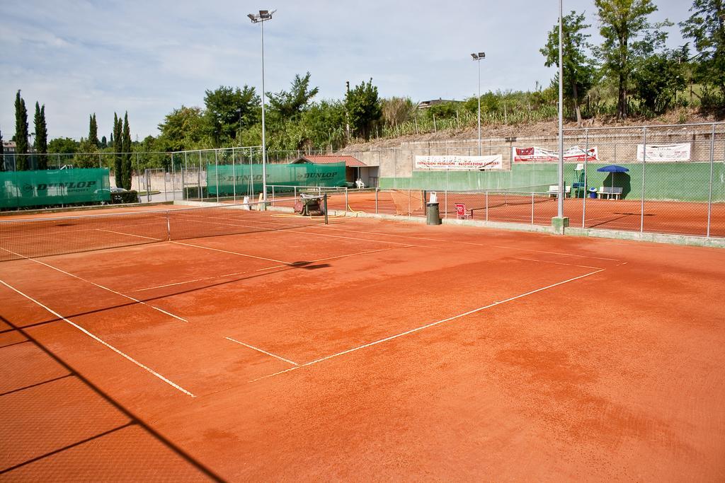 Life Sport Hotel Ментана Экстерьер фото