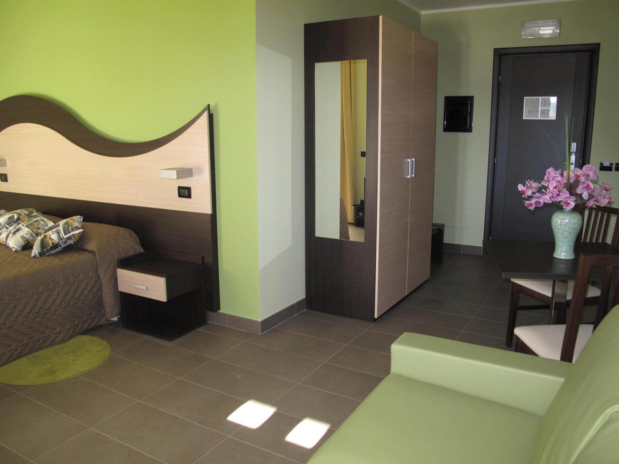 Life Sport Hotel Ментана Экстерьер фото